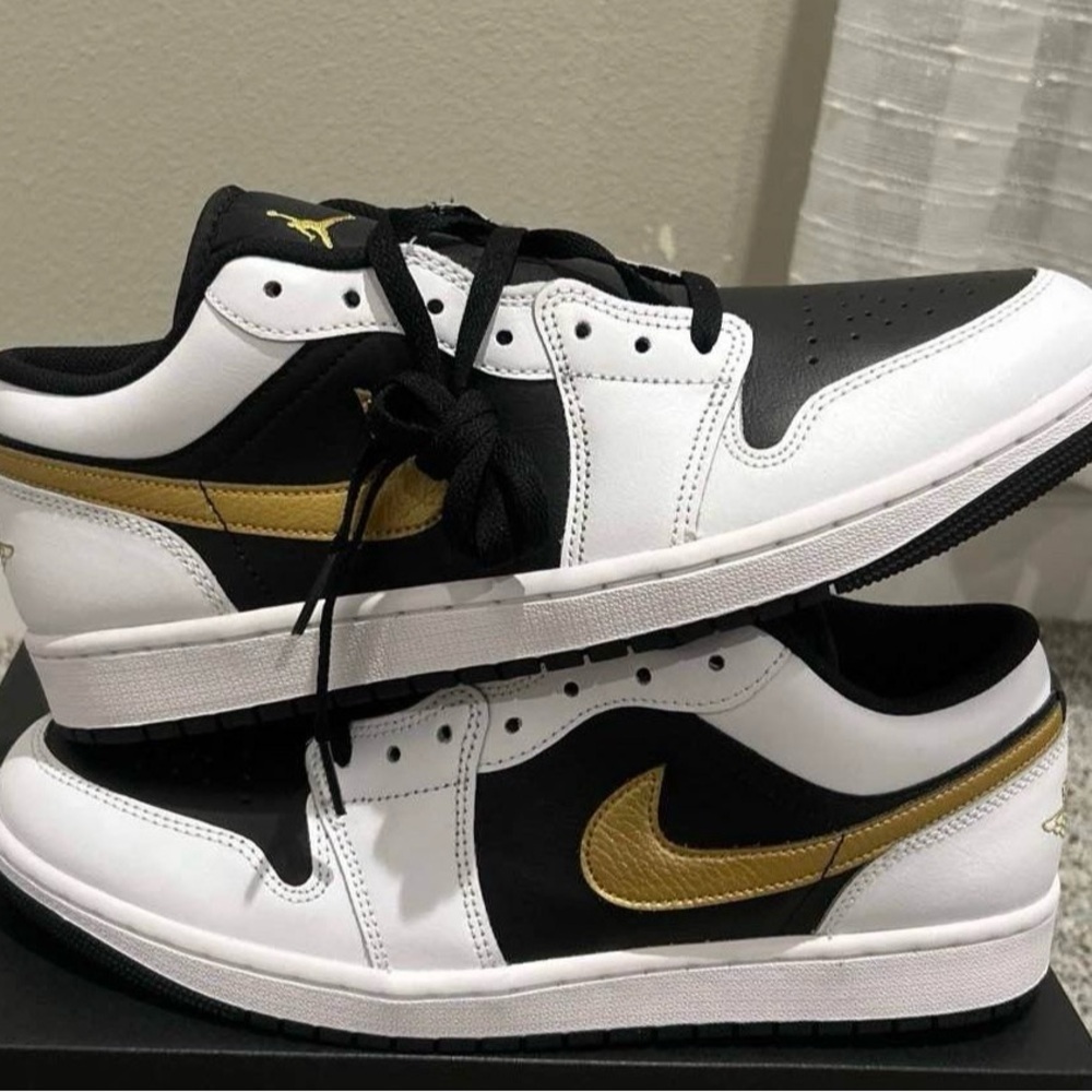 Nike Men's White and Gold Sneakers